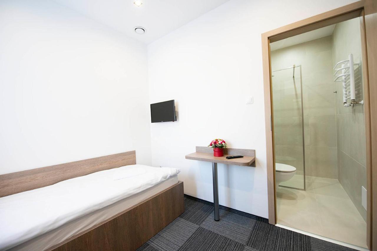 Sms Free Parking Hostel *