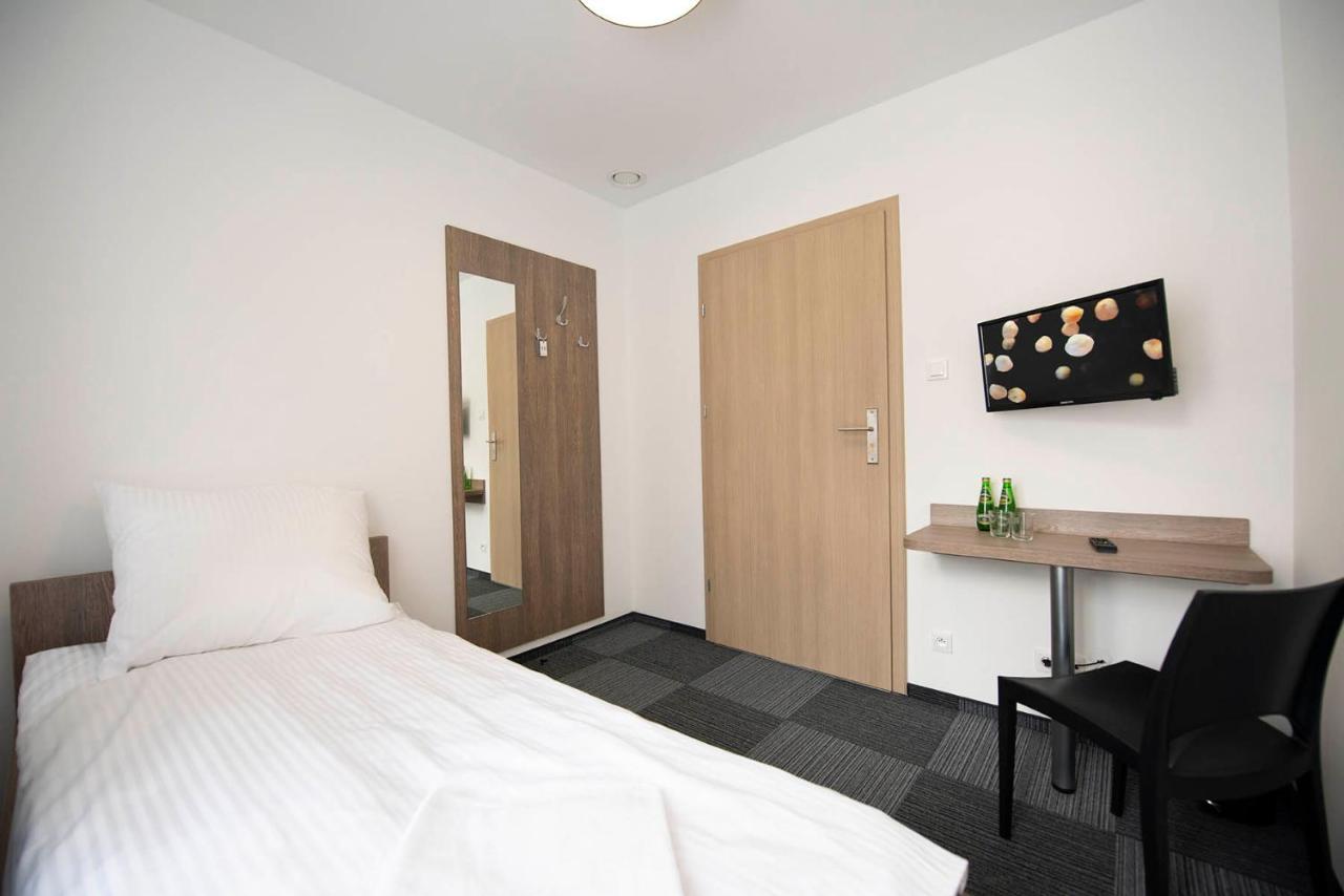 Sms Free Parking Hostel *